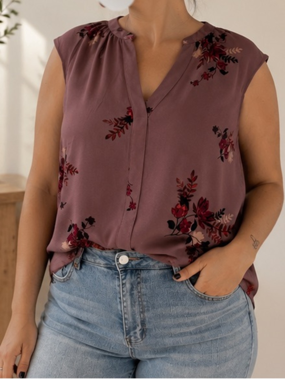 Sleeveless V-Neck Floral Blouse - Mauve Floral